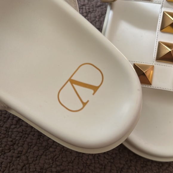 NEW! VALENTINO GARAVANI Roman Stud Leather Slides - Picture 11 of 14